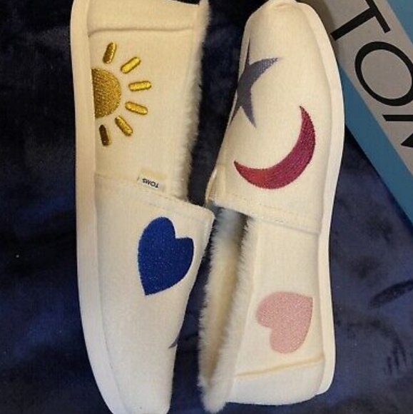 👣TOM'S 🌱ALPARGATA Paper Source Embroidered Hearts Moon Stars Sherpa Espadrille - Picture 10 of 12